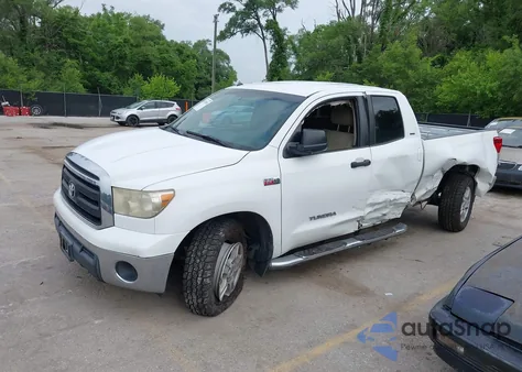 2010 Toyota Tundra Double Cab Sr5 z USA, uszkodzony, nr VIN 5TFRY5F18AX081108